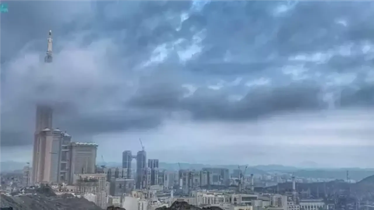 توقعات أمطار رعدية ورياح نشطة على عدة مناطق في الأرصاد السعودية اليوم